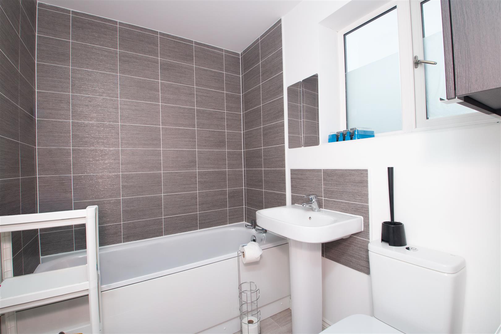 5 bed property in Cardiff Way, Milton Keynes